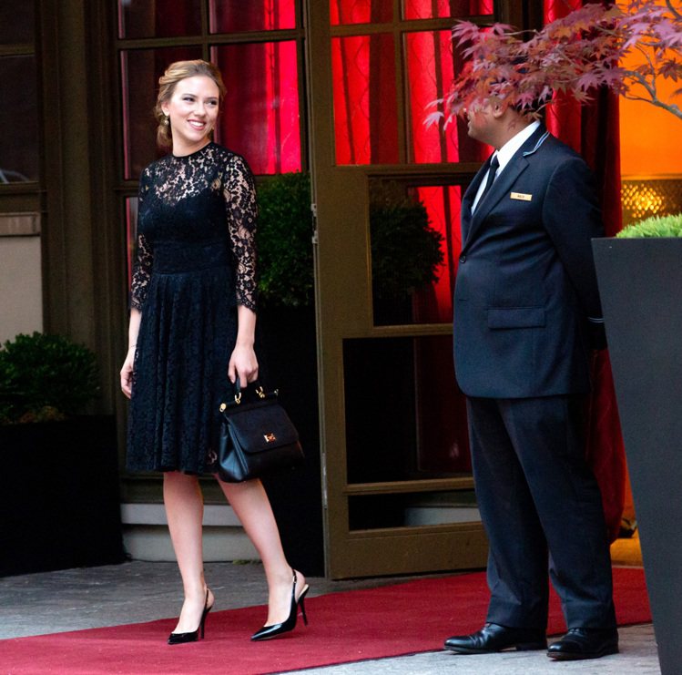 史嘉莉穿上品牌主打黑色蕾絲洋裝，搭配尖頭鞋與Miss Sicily bag，與西裝紳士馬修麥康納一同在紐約街頭談情。圖／達志影像