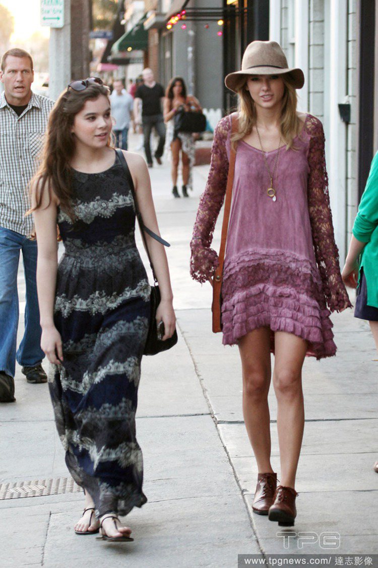 泰勒絲（右）與海莉史坦菲德（左）相約逛街。泰勒絲嘗試嬉皮風的蕾絲連身裙，柔美復古。海莉則是以渡假感長洋裝穿出率性自在。圖／達志影像