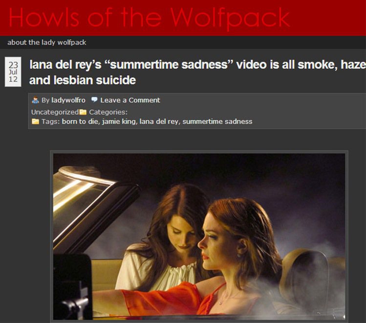 復古慵懶歌姬拉娜德芮（後）2012年推出的單曲「Summertime Sadness」，MV與模特兒兼演員的潔米金（前）合作。圖／擷取自howlsofthewolfpack