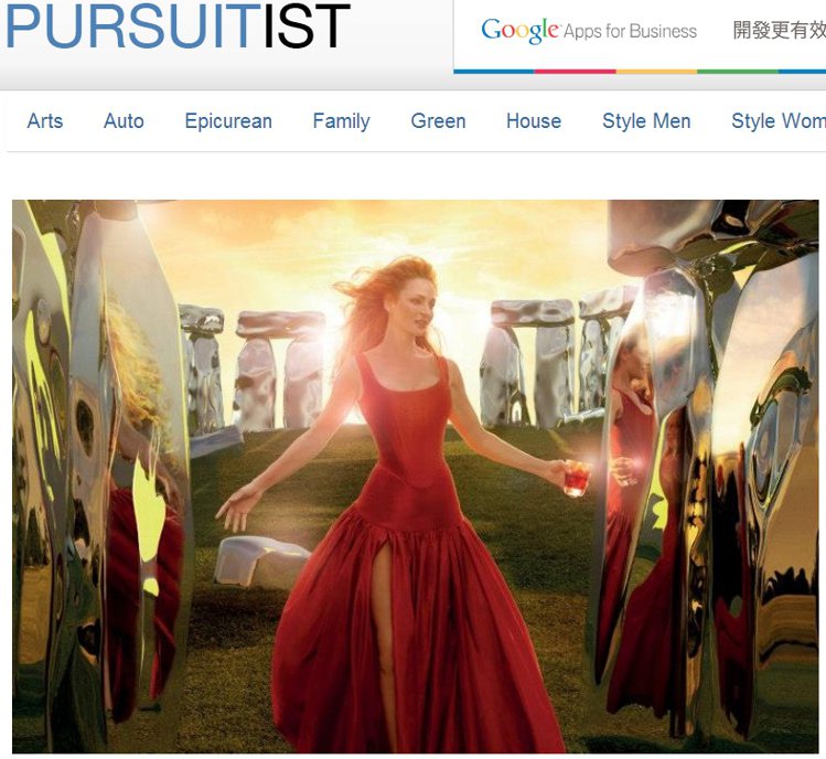 鄔瑪舒曼在英國巨石陣中，穿著蓬裙禮服漫步在夕陽下。圖／擷取自pursuitist.com