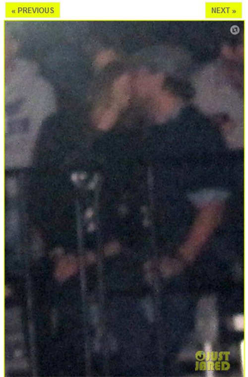 李奧納多帶著 Toni Garrn 現身在肯伊威斯特的演唱會裡並甜蜜獻吻。圖／擷取自justjared.com