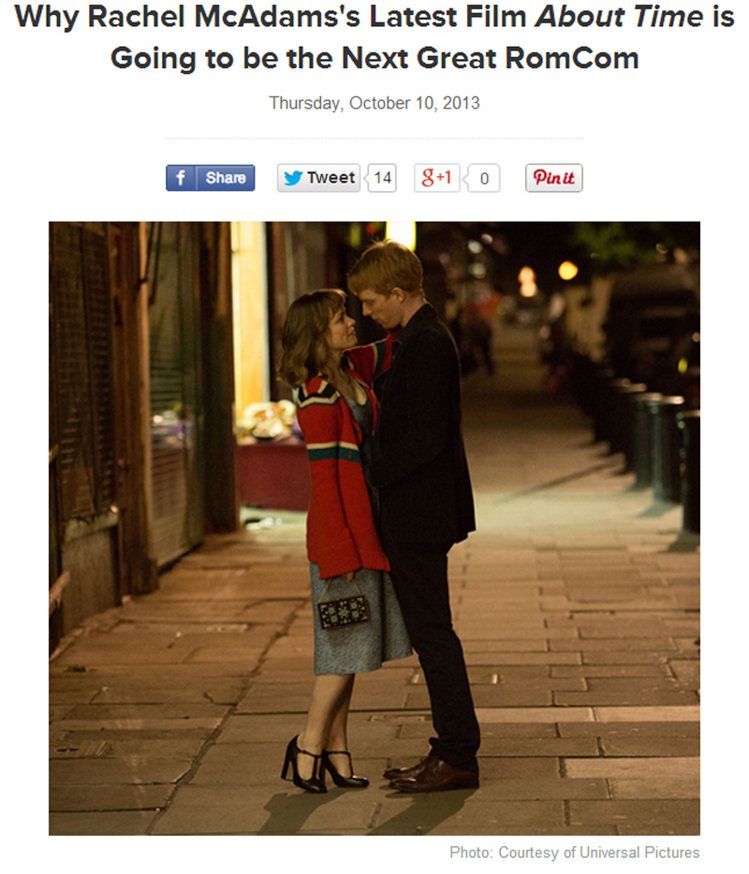 在《真愛每一天》裡，瑞秋麥亞當斯也是以甜美復古洋裝或撞色毛衣來展現角色個性。圖／擷取自brides.com