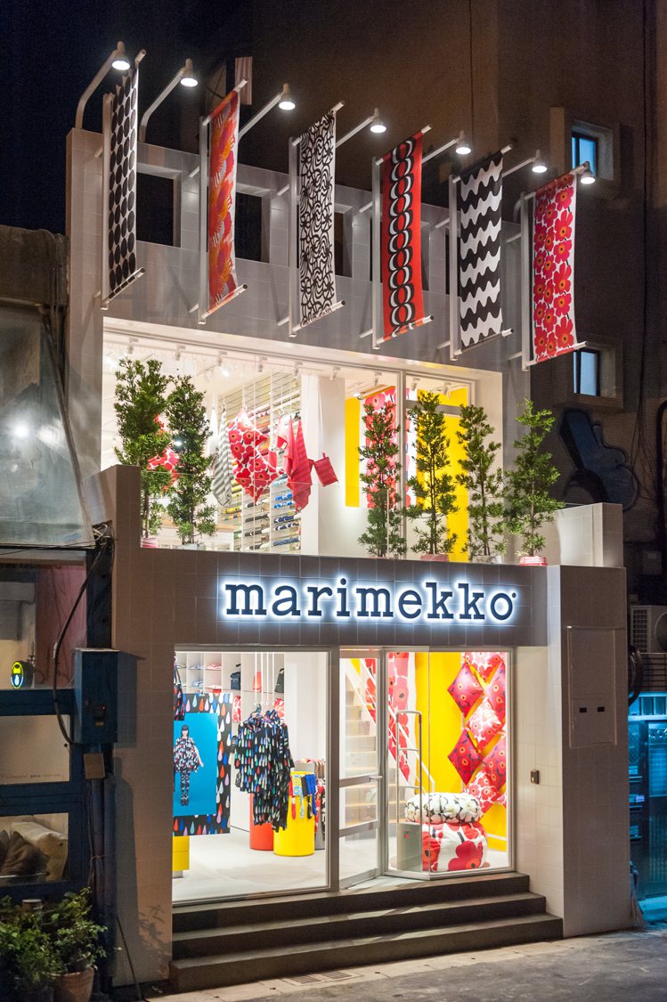 這一間位於台北東區巷弄間，繁花盛開的Marimekko專賣店，1樓主打男女時裝，2樓則是讓人看了愛不釋手的居家系列。圖／GQ提供