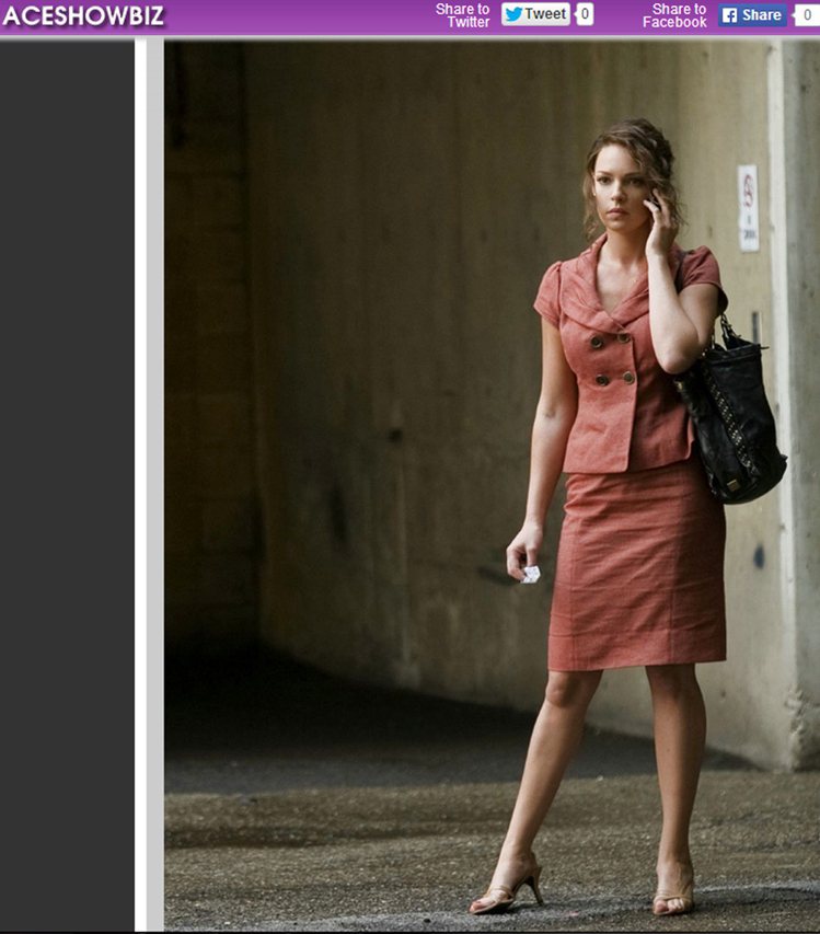 《頭號冤家》裡變身賞金獵人的凱薩琳海格，常穿保守的套裝、西裝外套展現專業架勢。圖／擷取自aceshowbiz.com