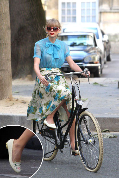 〈Begin Again〉 這支錄影帶在巴黎拍攝，泰勒絲騎腳踏車時穿的藍色薄紗和花色長裙，典雅又很有文藝氣息，還穿上紅翻天的小貓鞋。圖／達志影像