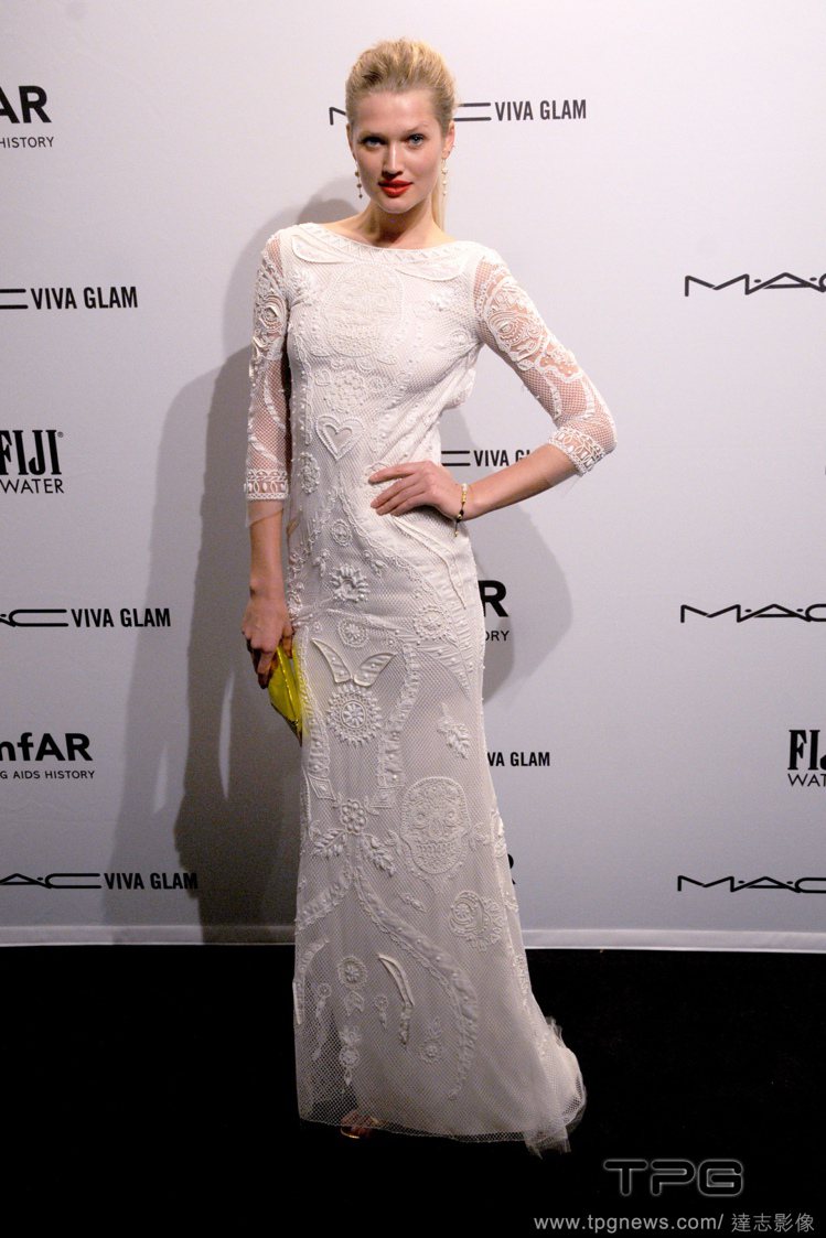 Toni Garrn 身穿一襲 Emilio Pucci 白色蕾絲禮服，精緻的勾...