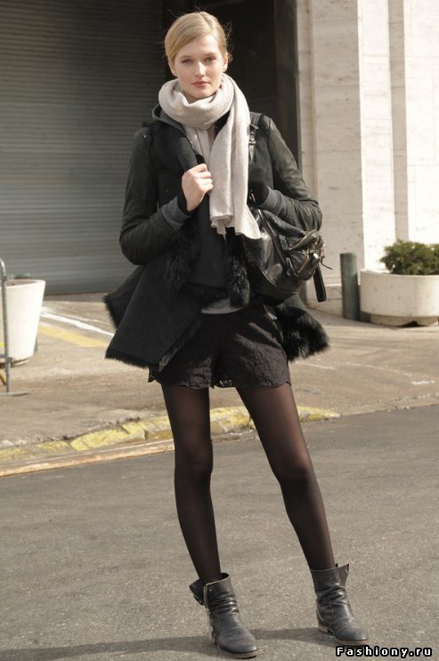 Toni Garrn 的私服簡單又隨意，常穿皮衣搭配低跟短靴，色調也走樸實路線，...