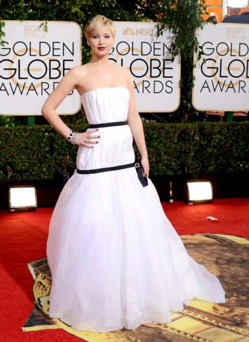 以《瞞天大佈局》拿下音樂喜劇類最佳女配角的珍妮佛勞倫斯，穿上代言品牌 Dior 的白色莎裙禮服。圖／美聯社