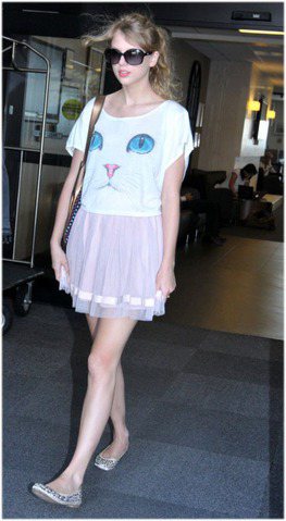 泰勒絲穿上貓臉T配粉紅短裙，亮晶晶的亮片平底鞋更顯華麗夢幻。圖／達志影像