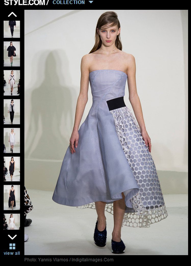 Dior 春季高級訂製服在設計上可以看到不規則波浪裙、利用鏤空與透視設計結合幾何普普風。圖／擷取自style.com
