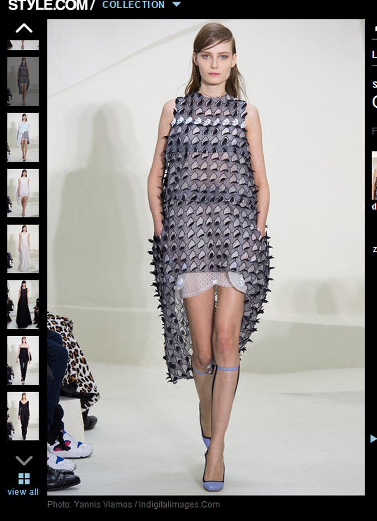 Dior 春季高級訂製服在設計上可以看到不規則波浪裙、利用鏤空與透視設計結合幾何普普風。圖／擷取自style.com