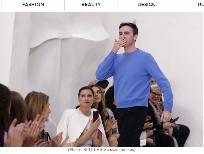Dior設計總監 Raf Simons 邀請他工作室的學生與員工欣賞巴黎高級訂製服裝秀，並分享了一些心得。圖／擷取自fashiontimes.com