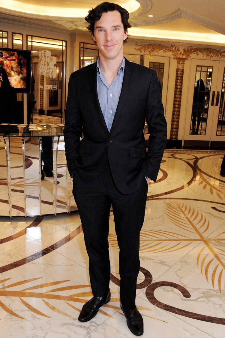 Benedict Cumberbatch絕佳展示了一種稍加放鬆但又不能過度休閒的西裝穿著。圖／GQ提供