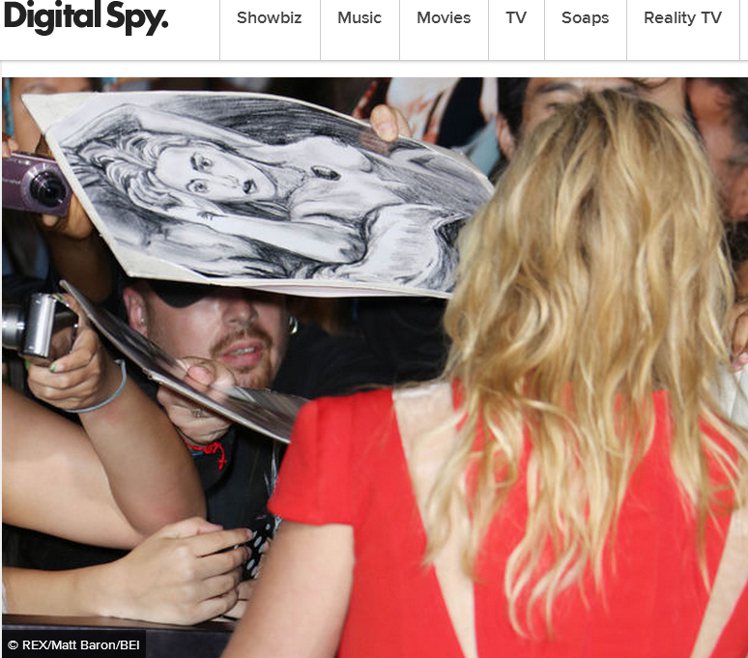 凱特溫絲蕾在《分歧者 Divergent》首映會上收到一幅「蘿絲」裸體肖像畫。圖／擷取自digitalspy.co.uk