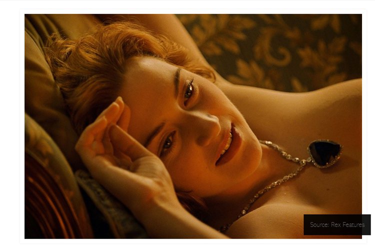 凱特溫絲蕾在《鐵達尼克》中扮演的蘿絲戴著海洋之心項鍊，裸身躺在長椅上，讓心愛的戀...