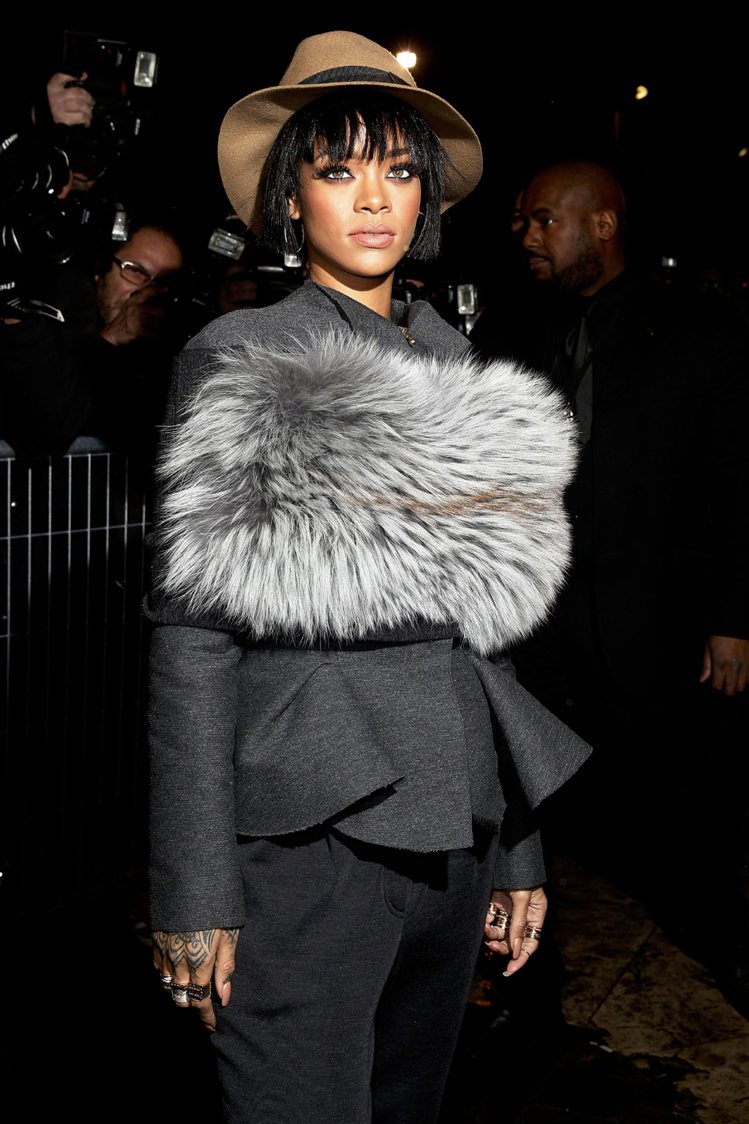 僅管蕾哈娜（Rihanna）的穿搭風格常常引起爭議，但在流著叛逆與創意血液的時尚圈裡可是值得受到表彰。圖／達志影像