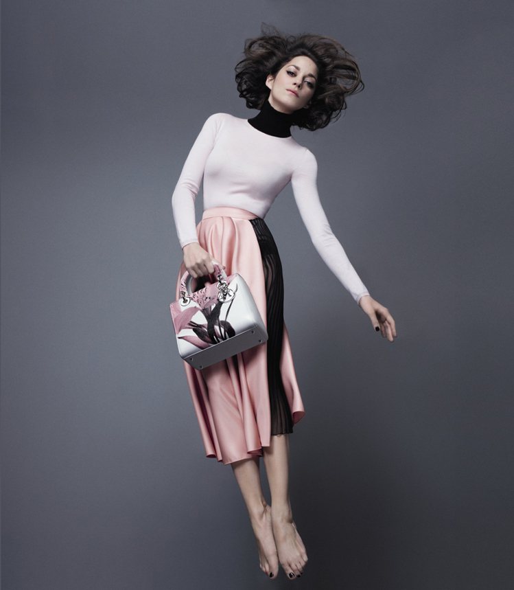 瑪莉詠柯蒂亞演譯Dior經典Lady Dior 包包形象照。圖／Dior提供