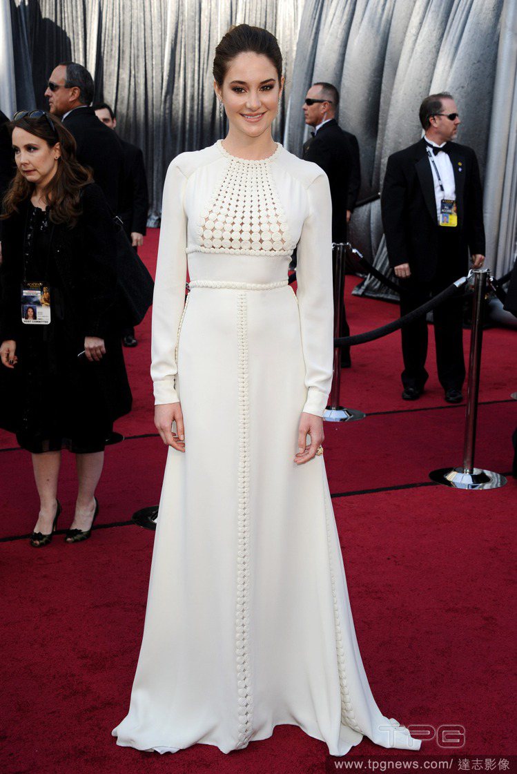 雪琳伍德莉的白色長禮服，看似古典的剪裁，加上以圓形堆砌而成的透視設計，打造出充滿幾何巧思的純白禮服，讓她宛如女神般清新優雅。圖／達志影像