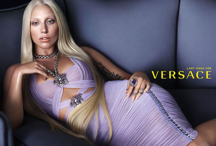女神卡卡（Lady Gaga）化妝成VERSACE品牌設計總監 Donatell...