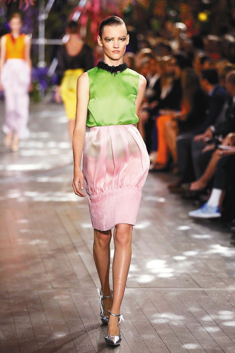 Dior春夏粉嫩色裙裝，色彩和線條都融入花朵概念。圖／Dior提供