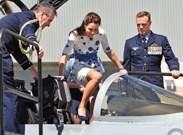 凱特上下戰機時，示範了如何避免穿洋裝走光的優雅。圖／法新