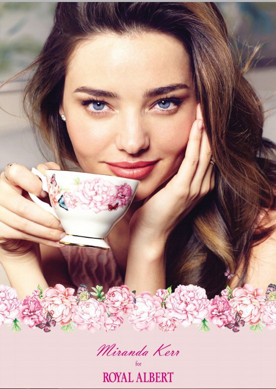米蘭達柯爾代言茶具，化身為優雅的英國女人，在溫馨氣氛下享受下午茶。圖／擷取自wwrd.com.au
