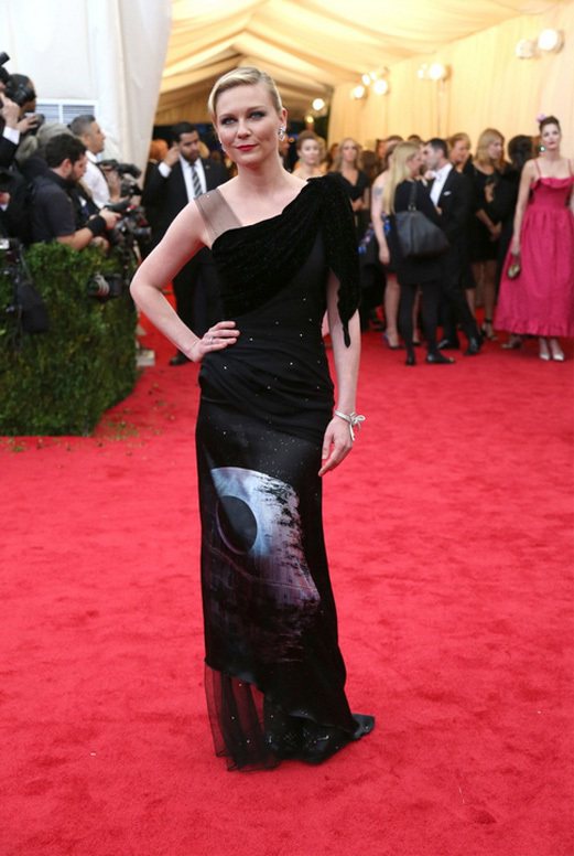 克絲汀鄧絲特的 Rodarte 禮服讓人想到《星際大戰》。時尚品味向來不錯的她表情也像在說，「這衣服真的不是我選的」。圖／擷取自nytimes.com