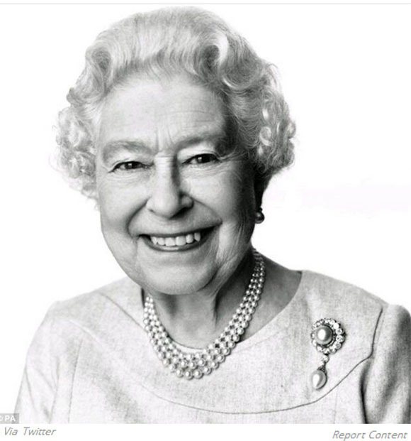 英國女王伊莉莎白二世近日她在英國傳奇攝影師 David Bailey 的掌鏡下，為哈潑時尚雜誌拍攝了兩張照片，一彩色一黑白，臉上那抹燦笑展現出十足親切感。圖／擷取自veooz.com