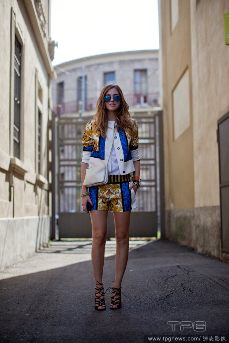 充滿奢華氣息的巴洛克風印花套裝，Chiara Ferragni 以造型墨鏡、白色...