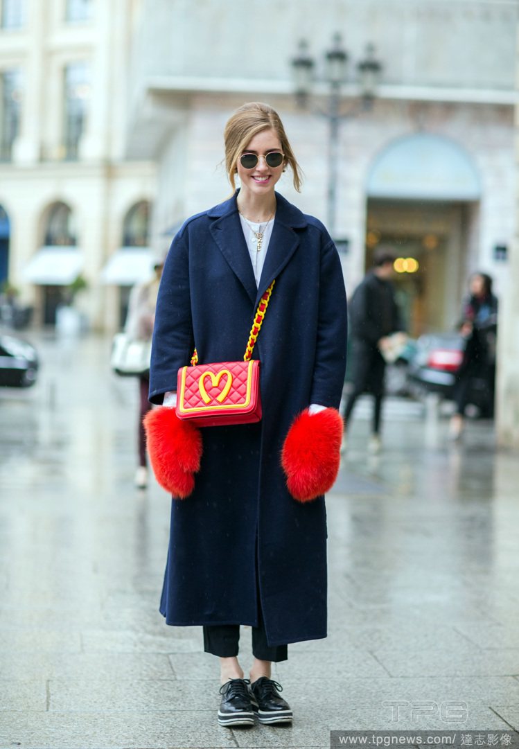 Chiara Ferragni 穿起長版大衣，用 Moschino 包款、造型手...