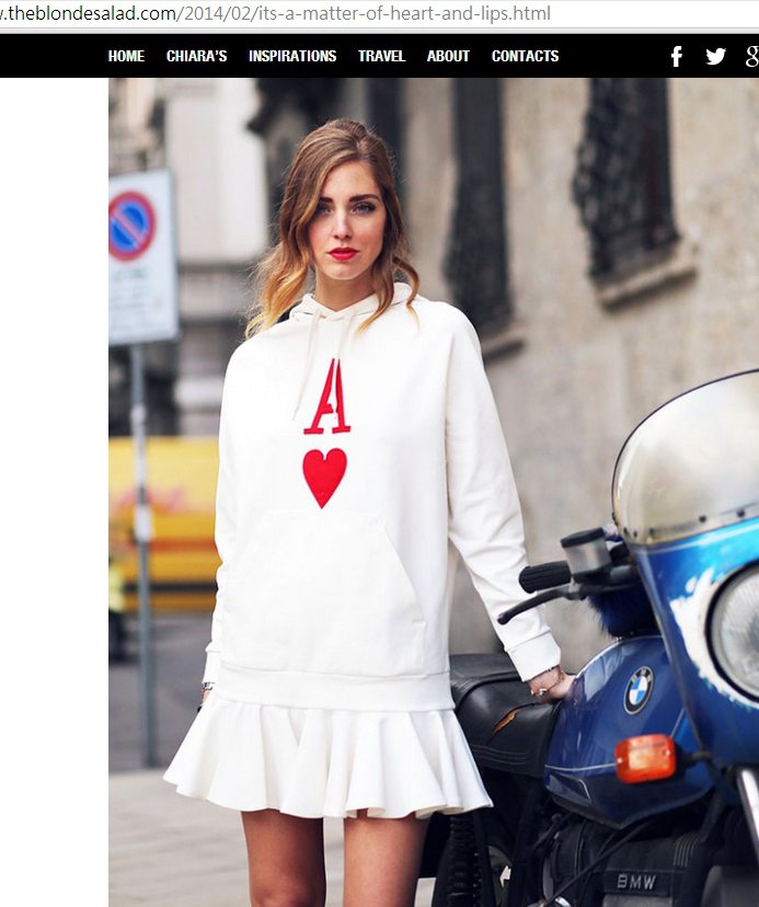 Chiara Ferragni 這件撲克牌休閒 T 搭配百褶裙簡單又可愛，洋溢青春少女的氣息。圖／擷取自theblondesalad.com