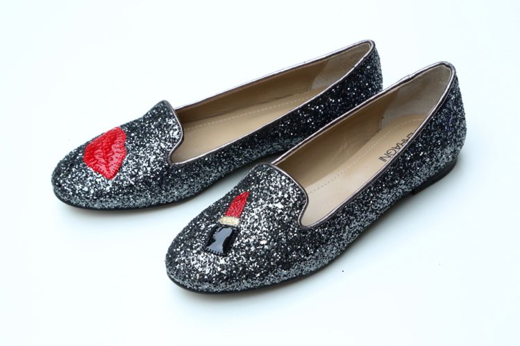 Chiara Ferragni 同名女鞋品牌紅脣閃耀灰鞋款，定價8680元。圖／Chiara Ferragni提供