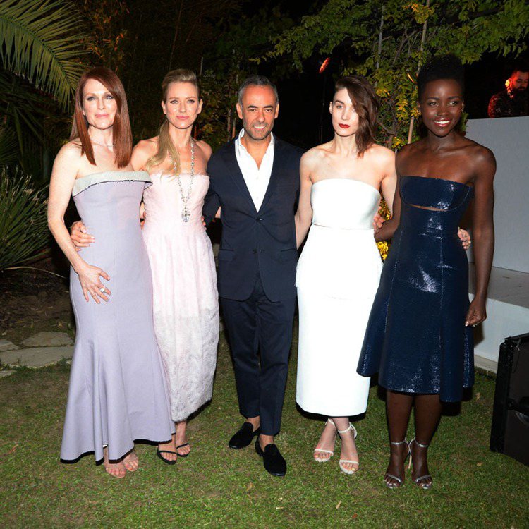 (左起)茱麗安摩爾、娜歐米華茲、魯妮瑪拉與露皮塔妮詠奧都選擇Calvin Klein展現極簡時尚。圖／Calvin Klein提供