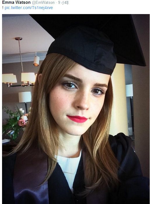 英國女星艾瑪華森近日從布朗大學畢業，和其他同學一樣，她穿戴著學士服與帽子，畢業典...