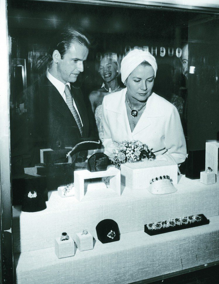 1978年葛麗絲凱莉王妃配戴寶格麗古幣珠寶項鍊欣賞他牌珠寶。圖／BVLGARI提...