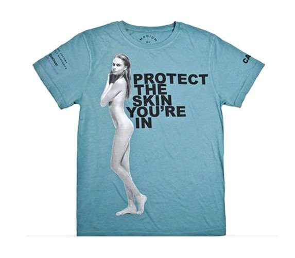 Cara Delevingne曾加入Marc Jacobs的宣導預防皮膚癌公益活動，全裸躍上小馬哥設計的義賣T恤「Skin Tees」系列。圖／擷取自Marc Jacobs官網