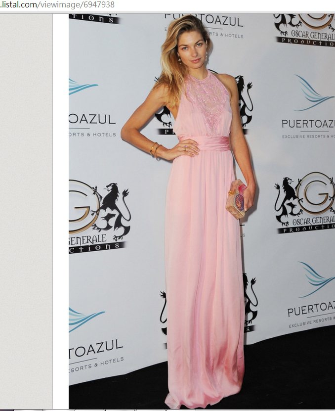 Jessica Hart 這身Pucci 透視刺繡粉紅禮服，精緻的刺繡細節搭配復古風粉色調，十分浪漫又高雅。圖／擷取自listal.com