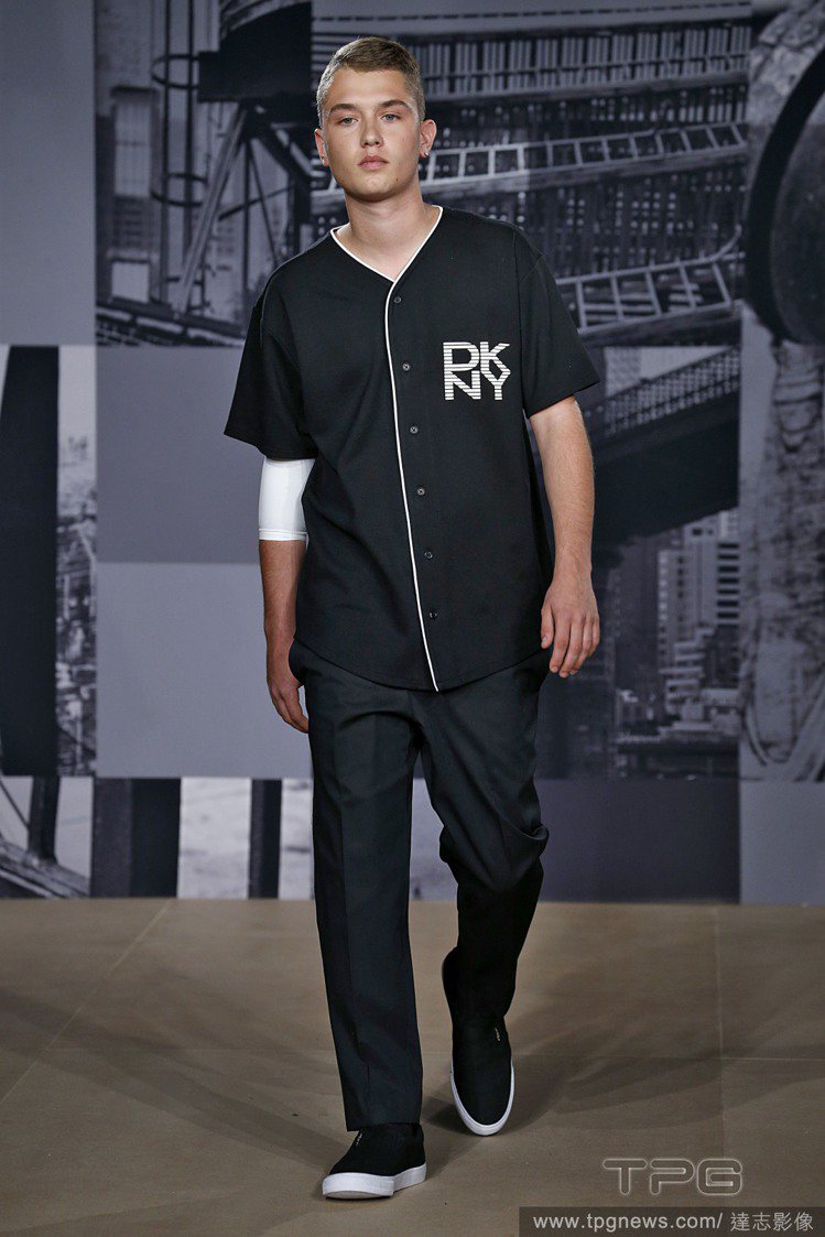 裘德洛的兒子 Rafferty Law 在DKNY 2015 春夏服裝秀正式出道...