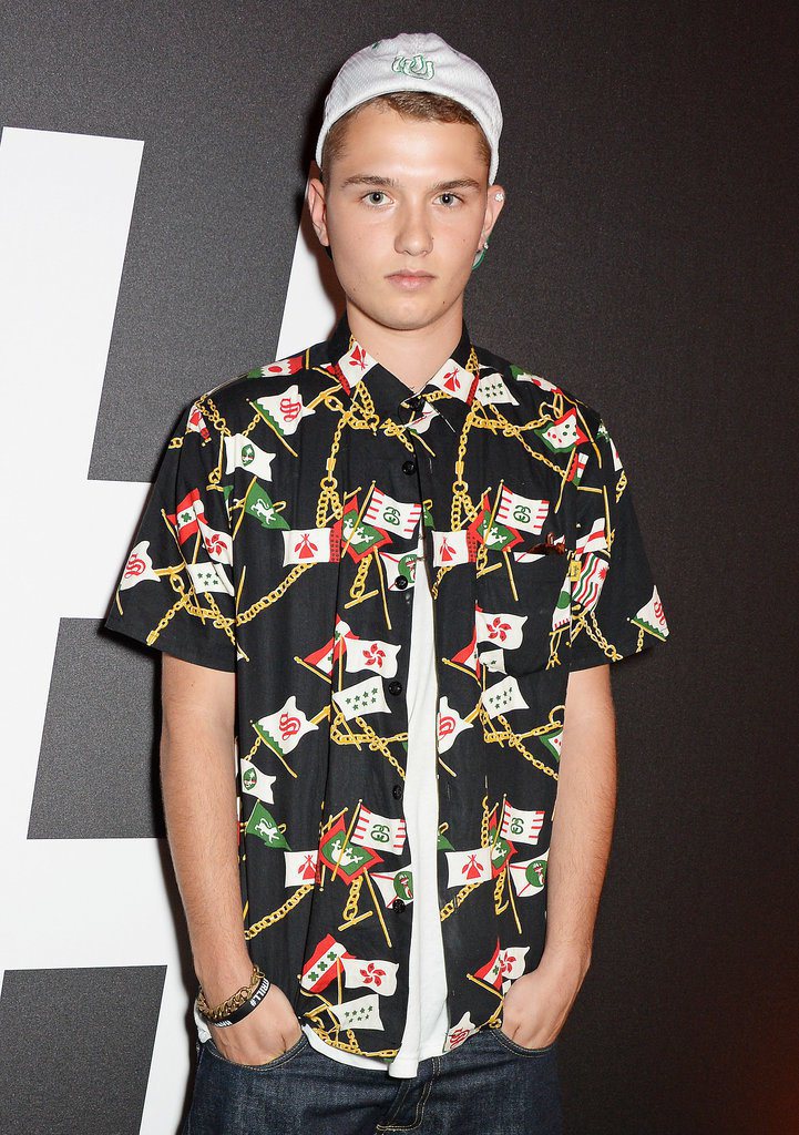 裘德洛的兒子 Rafferty Law 在DKNY 2015 春夏服裝秀正式出道當模特兒。圖／擷取自popsugar.com