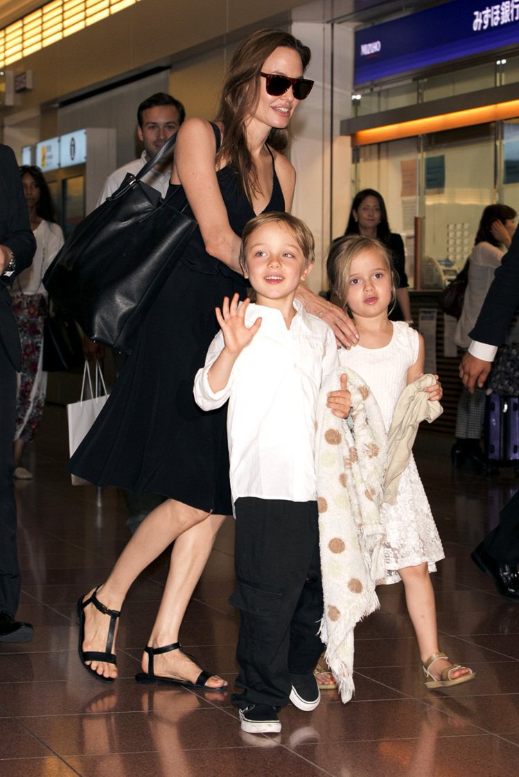 裘莉與子女赴東京宣傳新片，還牽著雙胞胎兒女出機場。圖／達志影像