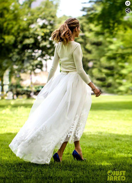 奧莉薇亞在婚禮中換穿最愛設計師 Carolina Herrera 設計的三套禮服，搭配 Manolo Blahnik 深藍色高跟鞋。圖／擷取自justjared.com