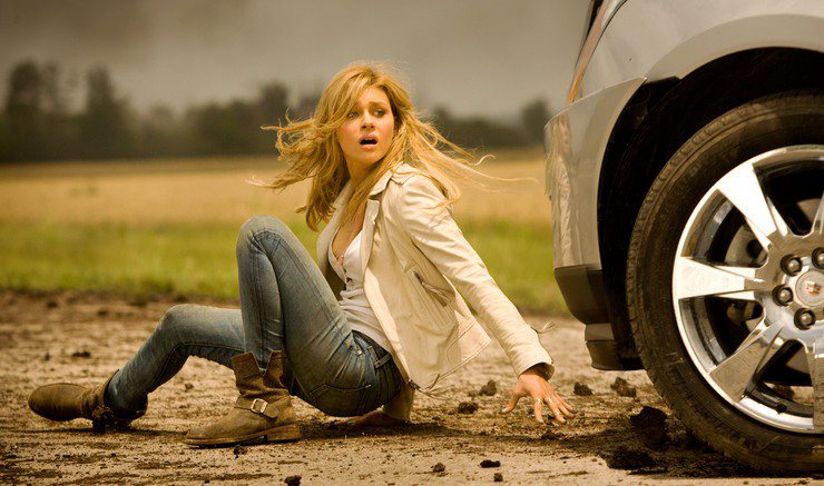 妮可拉佩茨在《變形金剛4：絕跡重生》拍攝期間激烈「逃跑」，一度讓雙腳變得很嚇人，...