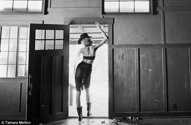 Karlie Kloss 在 Tamara Mellon 新廣告裡穿著中空裝、透視裙與靴子大秀美麗背影。圖／擷取自每日郵報