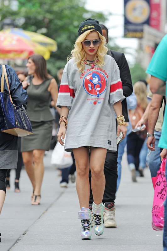 Rita Ora嘗試「不穿褲子」造型。圖／擷取自globalgrind.com