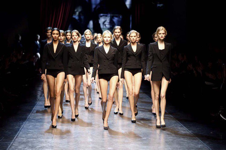 早在2010年秋冬，Dolce & Gabbana 就曾用一系列「下身消失」的造型掀起流行。圖／Dolce & Gabbana提供
