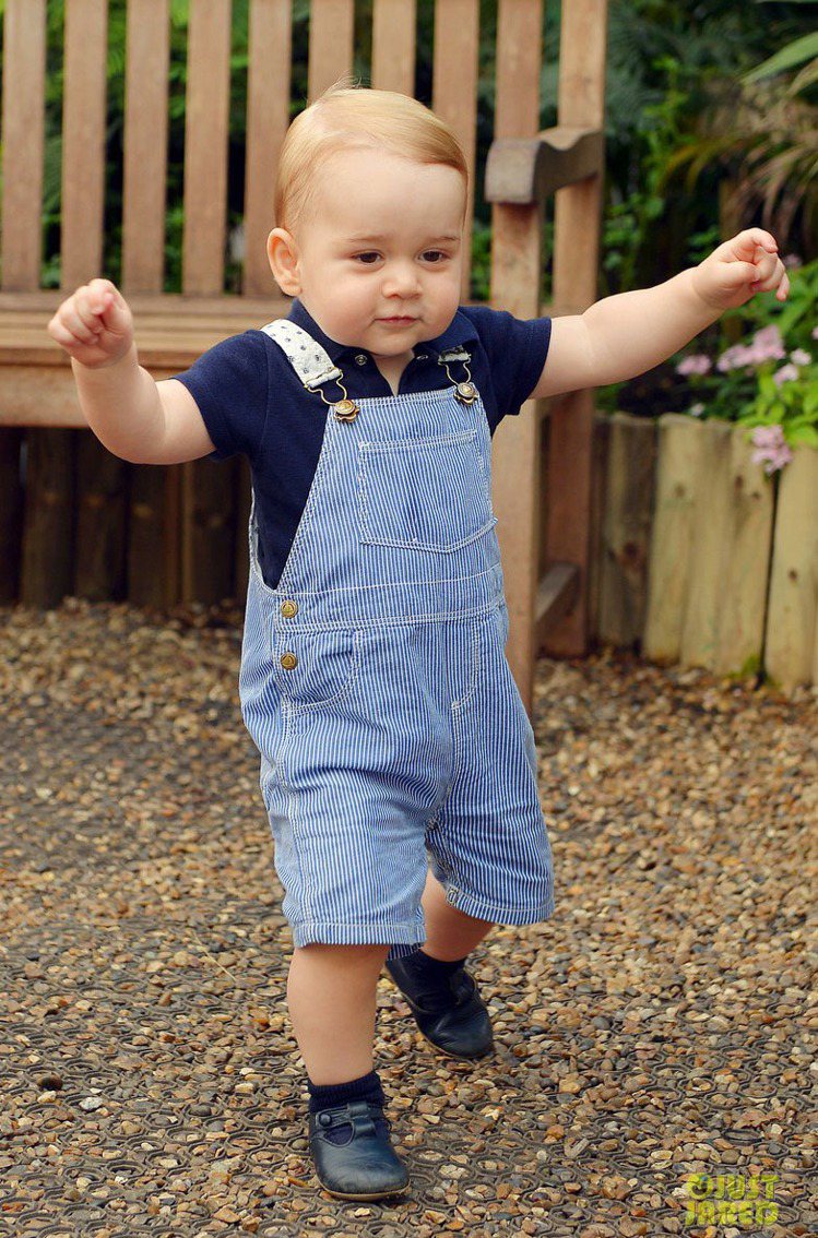 喬治王子滿周歲，穿上他最常穿的吊帶裝亮相。圖／擷取自justjared.com