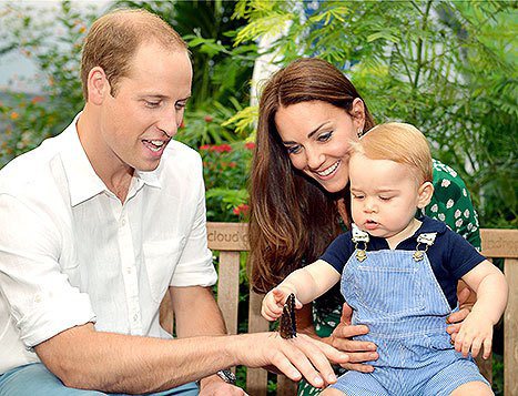 英國皇室發布喬治最新照片，滿周歲的他穿Petit Bateau吊帶褲學走路。圖／擷取自usmagazine
