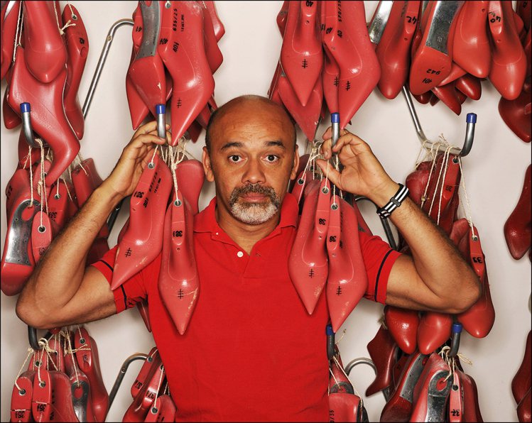 法國設計師 Christian Louboutin 的紅底鞋讓許多女星和粉絲深深...