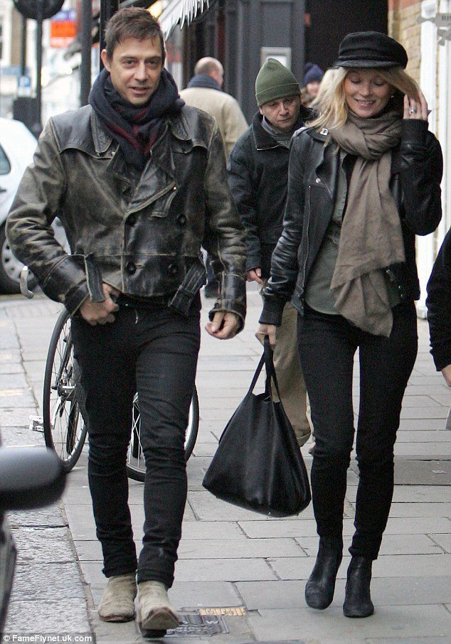 凱特摩絲與老公傑米因斯喜歡穿同色系服裝，也都偏好個性風混搭。每次走在一起就像一組由夫妻兩人組成的雙人樂團，酷勁十足。圖／擷取自英國每日郵報