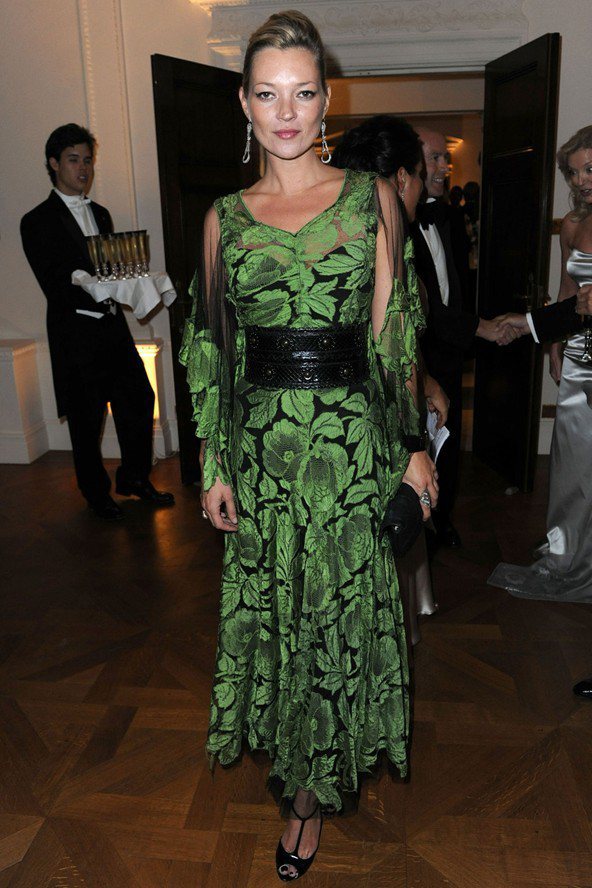 2009 Ben Caring and Elle Perfect 婚禮，凱特摩絲穿上印有綠葉圖案的透膚禮服，像披了破布在身上。圖／擷取自glamourmagazine.co.uk